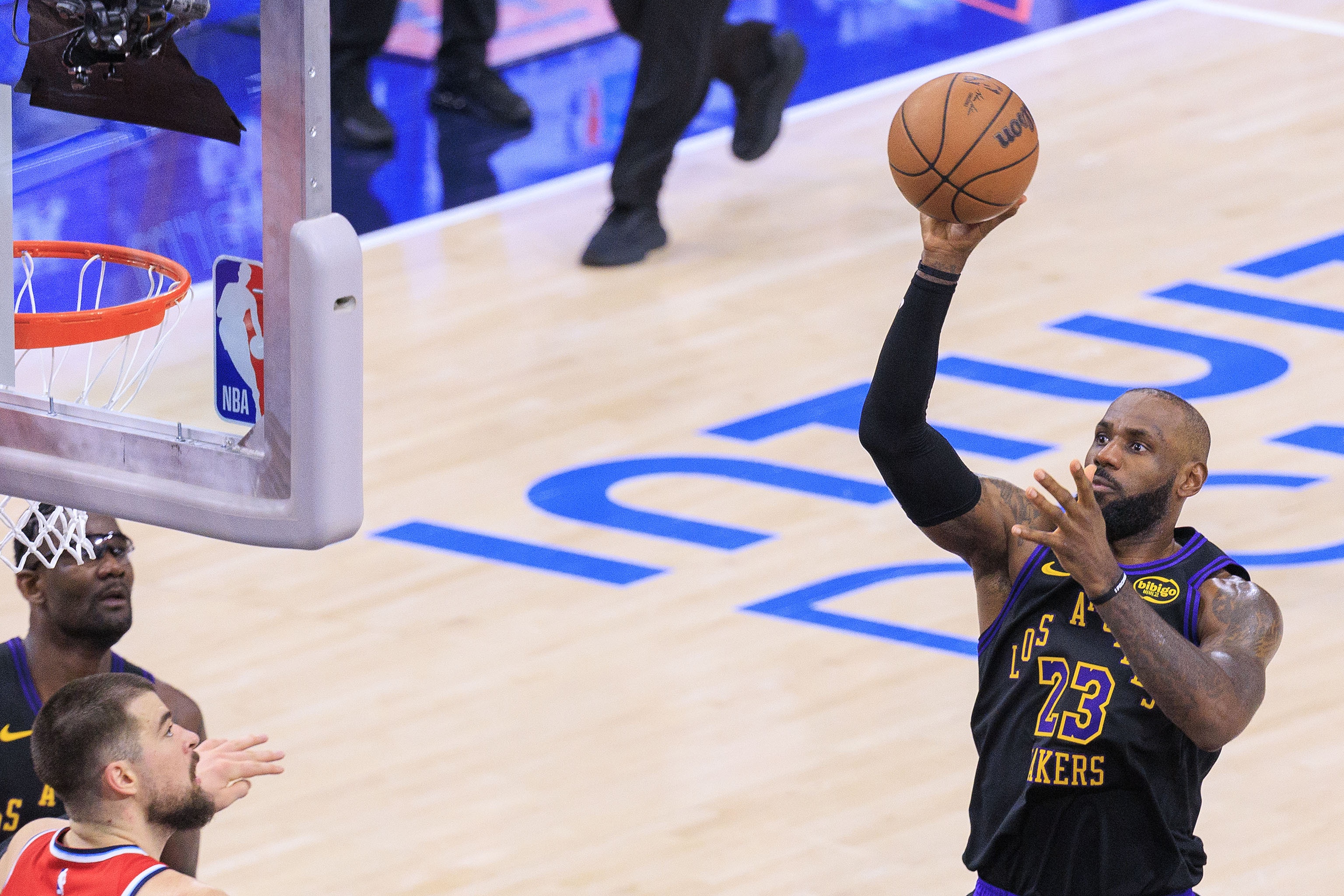 球速中国官网-湖人VS快船裁判报告:祖巴茨“High five”詹姆斯 不应被吹犯规